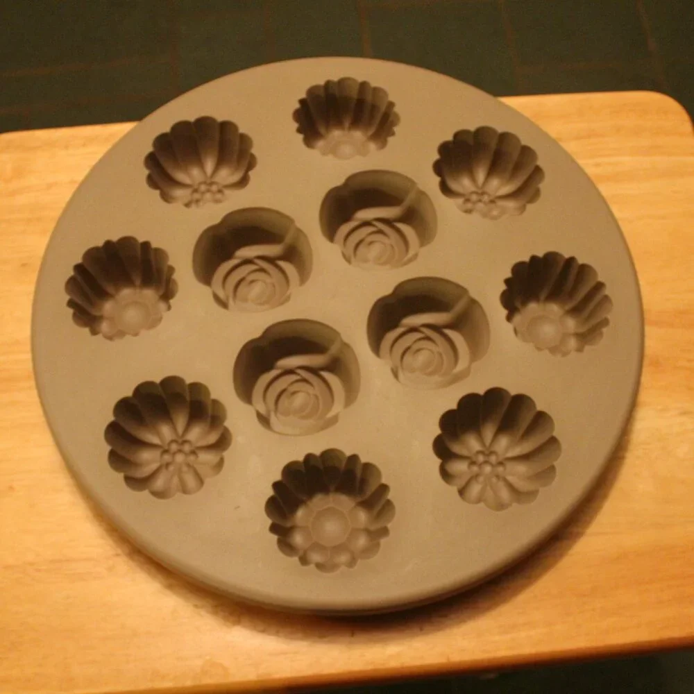 Round Tan Silicone Tray Molds Sunflowers Roses Flower 1 Dozen 13 1/2